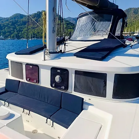 Ботель Catamaran Yatch Tour *