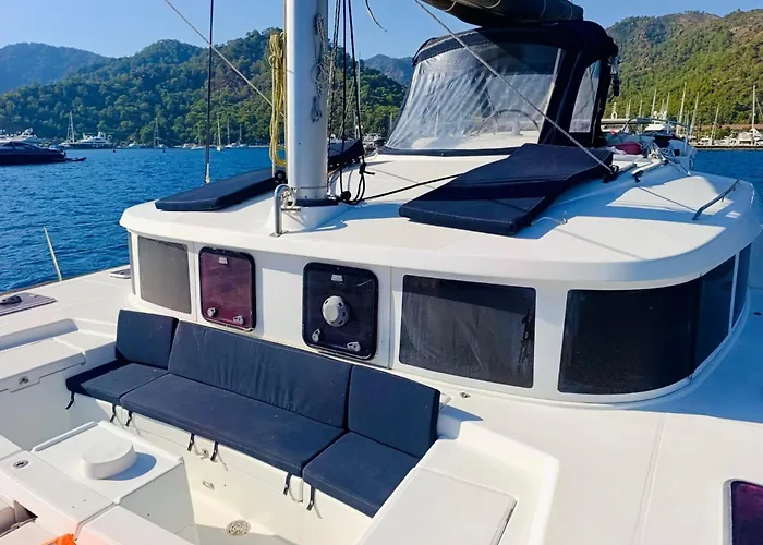 Ботель Catamaran Yatch Tour *