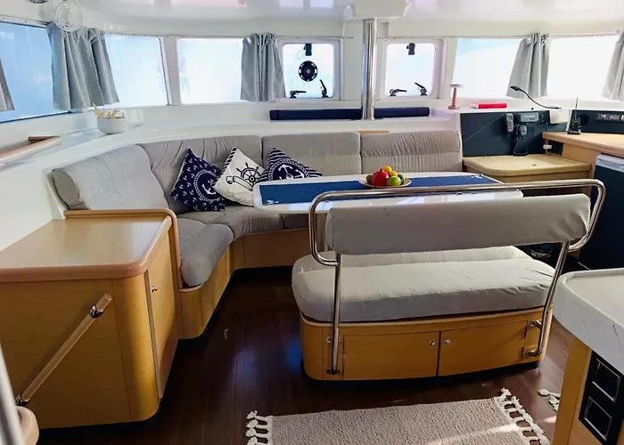 Catamaran Yatch Tour Ботель *